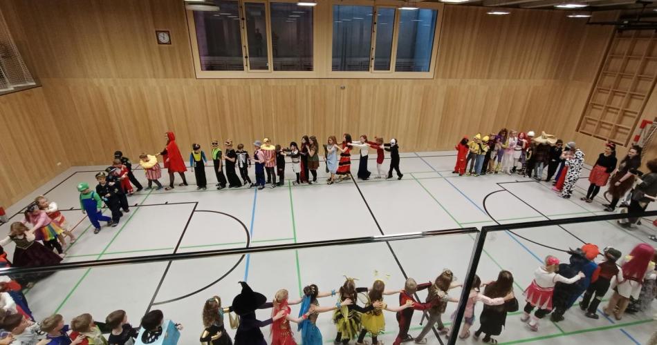 Turnsaal mit Kindern